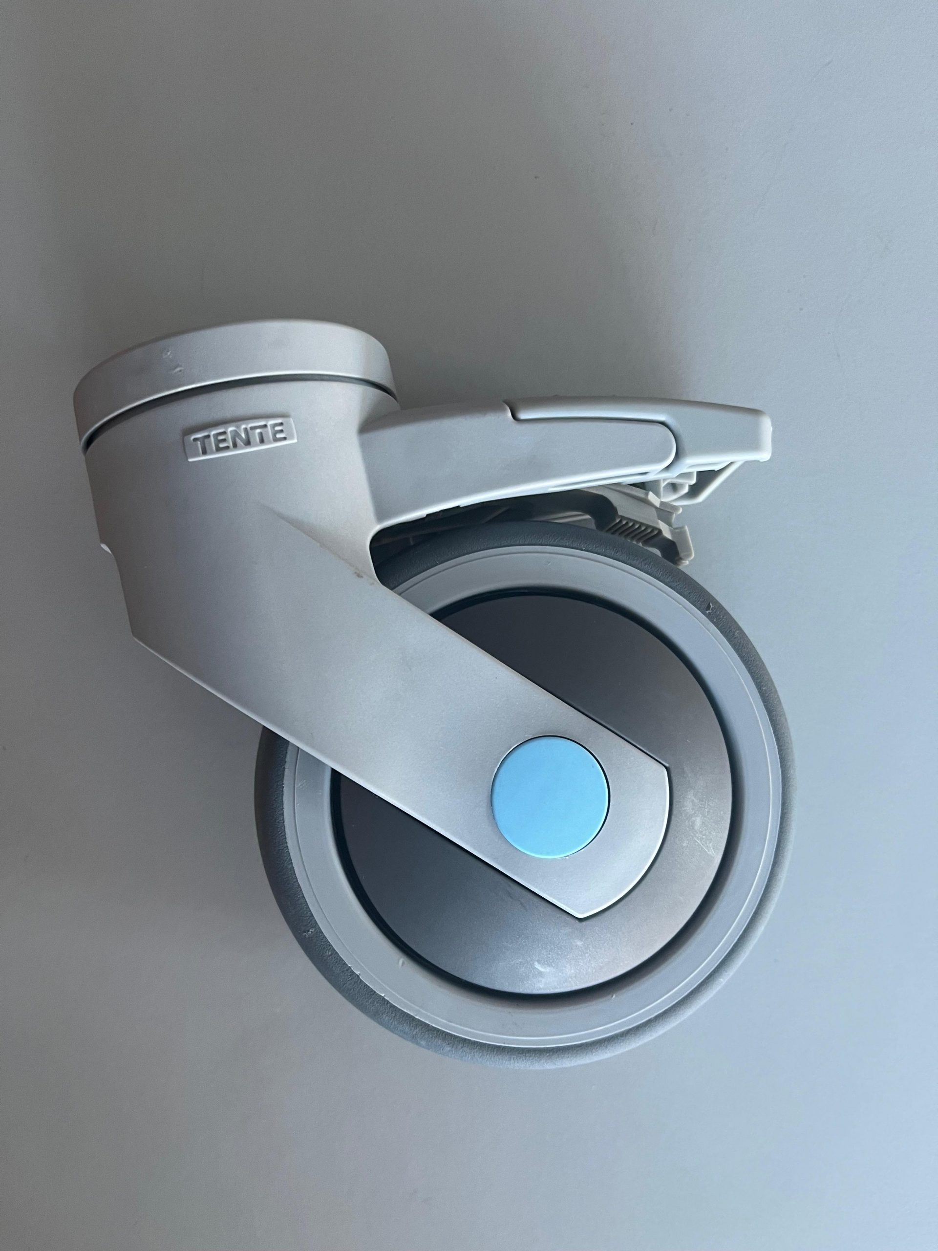 REF: T05610 RUEDA CON FRENO PARA SILLA DE BAÑO CARINO ARJO (100 X 30 X 11) - Imagen 3