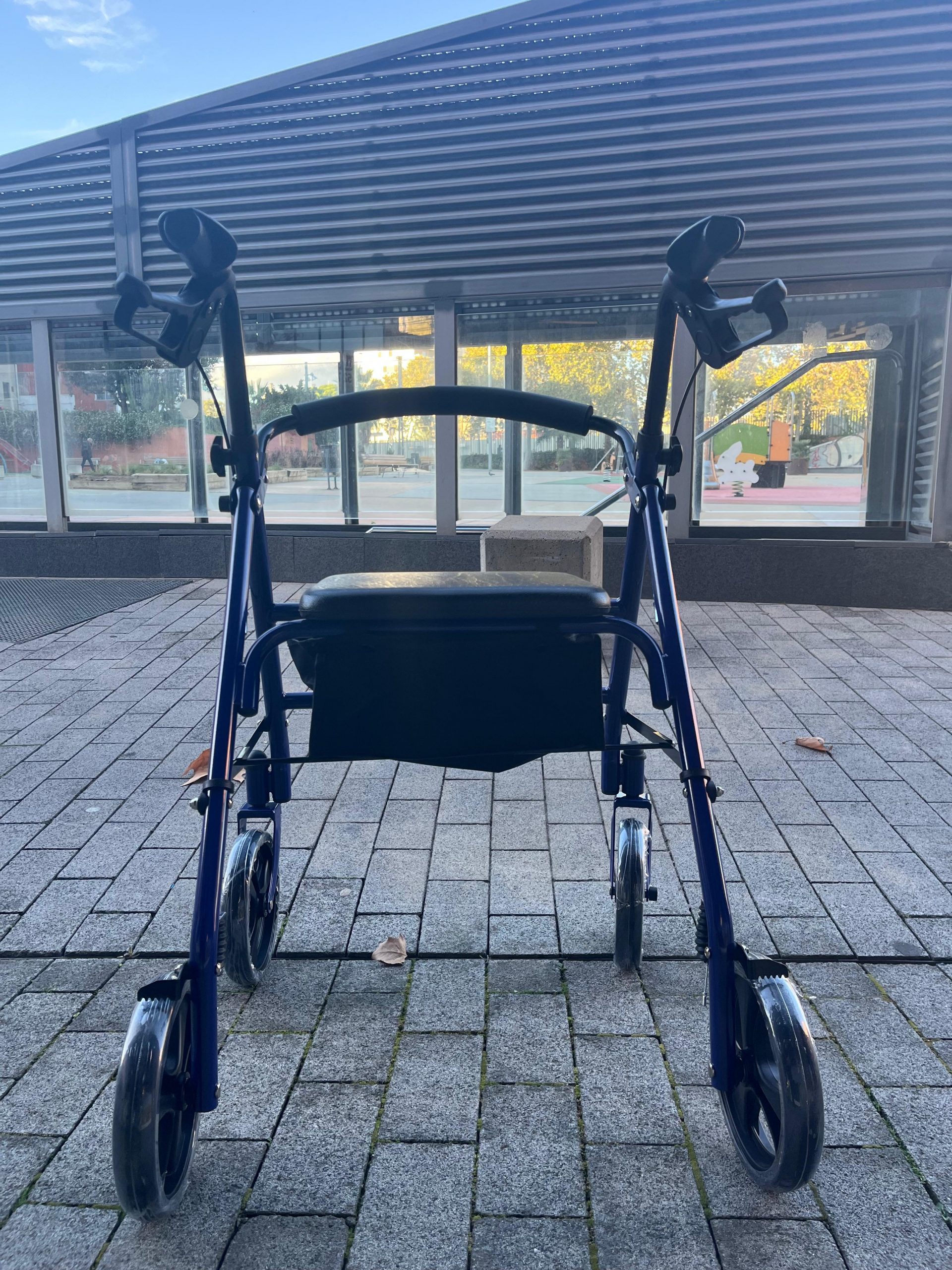 REF: R/86B ROLLATOR DE ACERO " TETI " COLOR AZUL PLEGABLE - Imagen 3