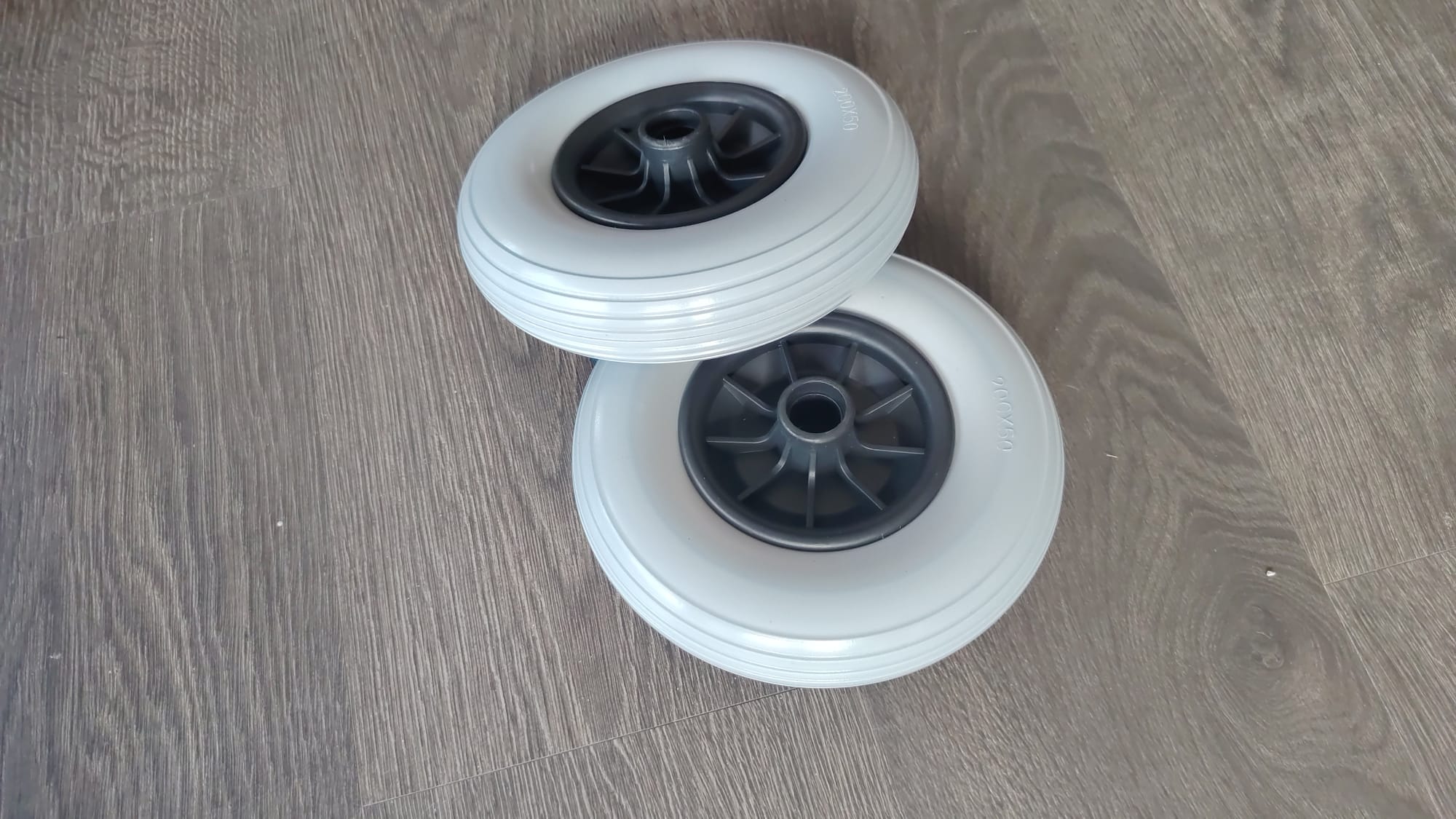 REF: RL/001 - RUEDA DELANTERA COLOR GRIS 200X50 PARA SILLA DE RUEDAS ELECTRICA POWER CHAIR - Imagen 3
